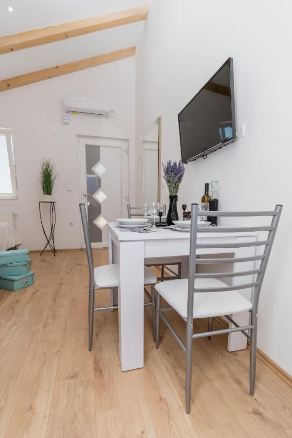 Studio Apartment Harmony Np Krka Lozovac Eksteriør billede