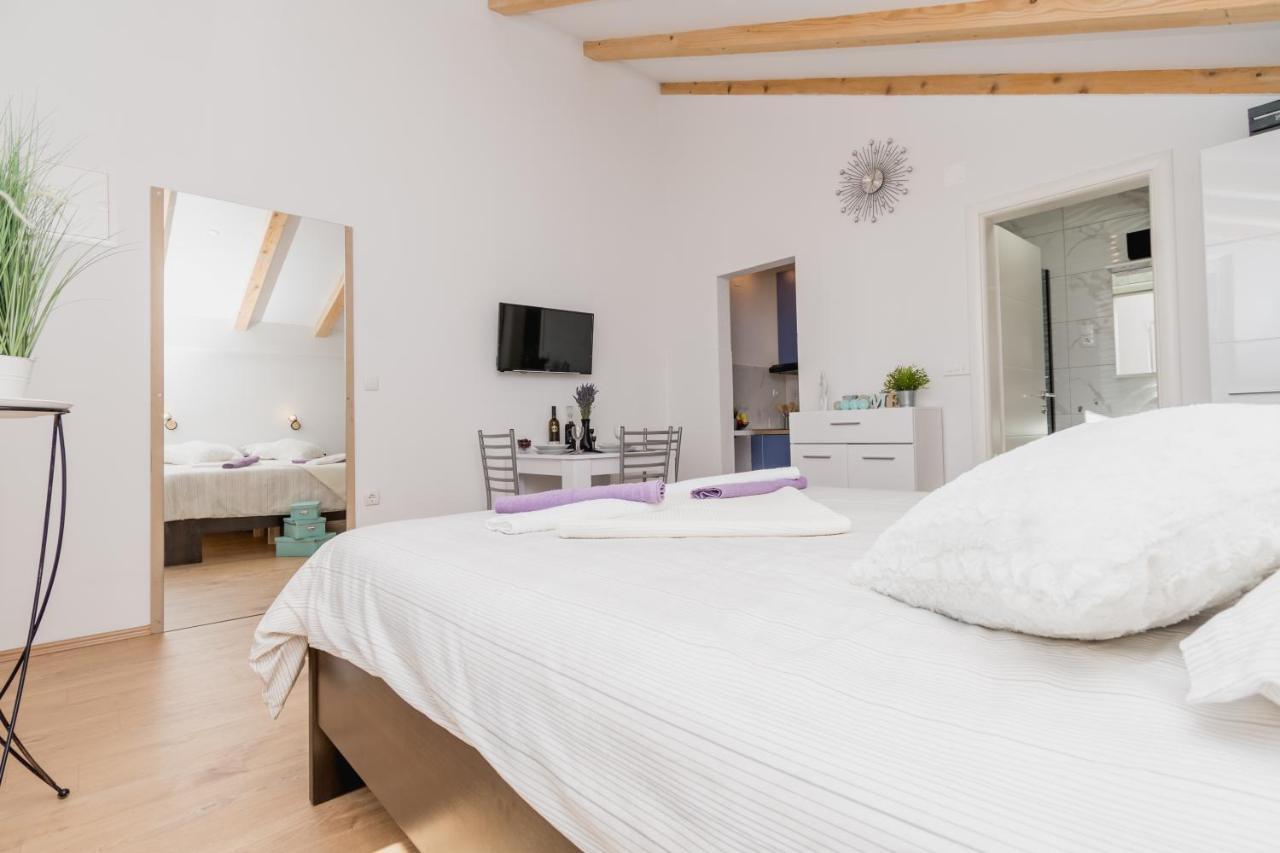 Studio Apartment Harmony Np Krka Lozovac Eksteriør billede